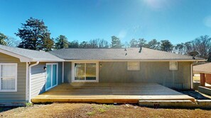 Ein eingeschossiges Haus mit Veranda, Garage und Satellitenschüssel.