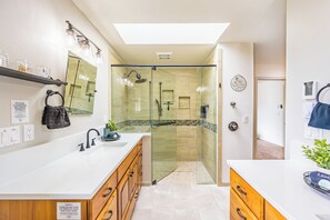 Douche, sèche-cheveux, serviettes fournies, savon
