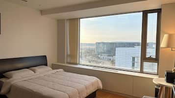 Deluxe Studio, Park View | Desk, laptop workspace, blackout drapes, free WiFi