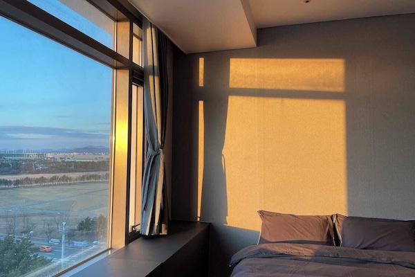 Deluxe Studio, Park View | Desk, laptop workspace, blackout drapes, free WiFi