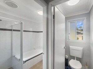 Shower, hair dryer, towels, shampoo - Family 3-Bed Retreat Near Batehaven Beach (Batehaven)