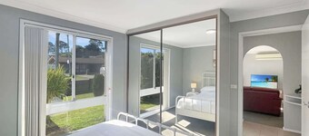 Family 3-Bed Retreat Near Batehaven Beach