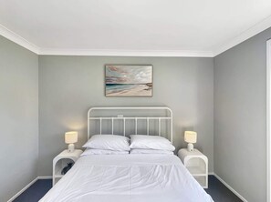 Tabla de planchar con plancha, wifi y ropa de cama 