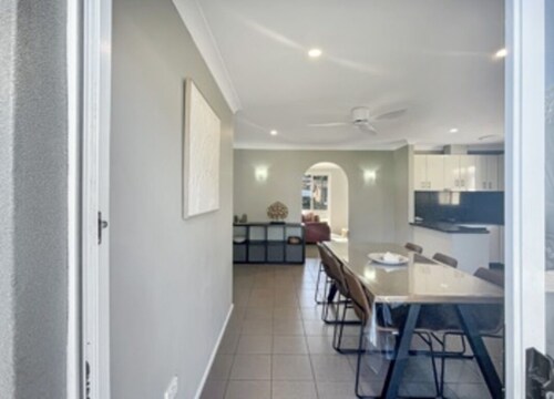 Family 3-Bed Retreat Near Batehaven Beach