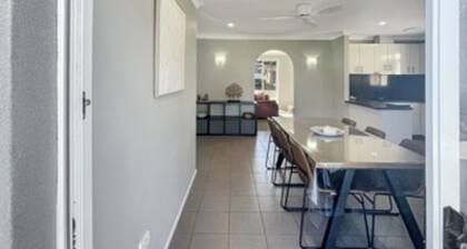 Family 3-Bed Retreat Near Batehaven Beach