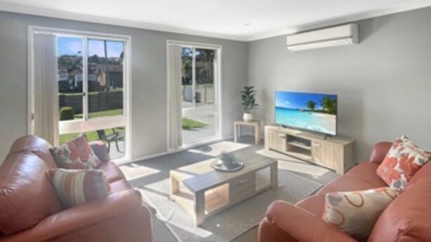 Living area - Family 3-Bed Retreat Near Batehaven Beach (Batehaven)