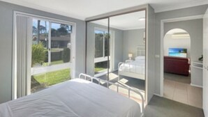 Room - Family 3-Bed Retreat Near Batehaven Beach (Batehaven)