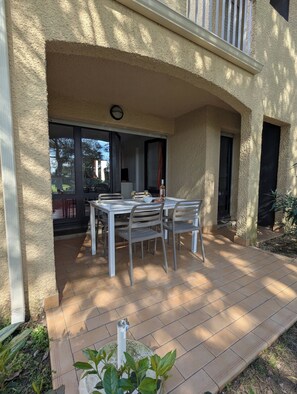 Outdoor dining - Between port and beach, 1-bedroom apartment, pool, terrace and parking. (Agde)