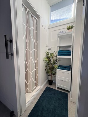Interior - Quiet, comfortable, self-contained studio in great beachside/lakeside location! (Budgewoi)