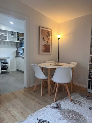 Dining - Quiet, comfortable, self-contained studio in great beachside/lakeside location! (Budgewoi)