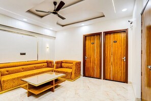 Deluxe Double Room | Living area - Kishori Inn (Vrindavan)