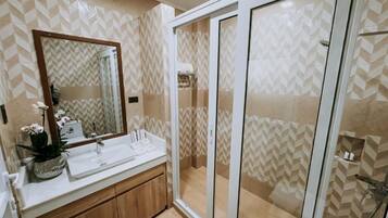 Suite superior, balcón, vista a la montaña | Baño | Secadora de cabello, pantuflas, toallas, jabón