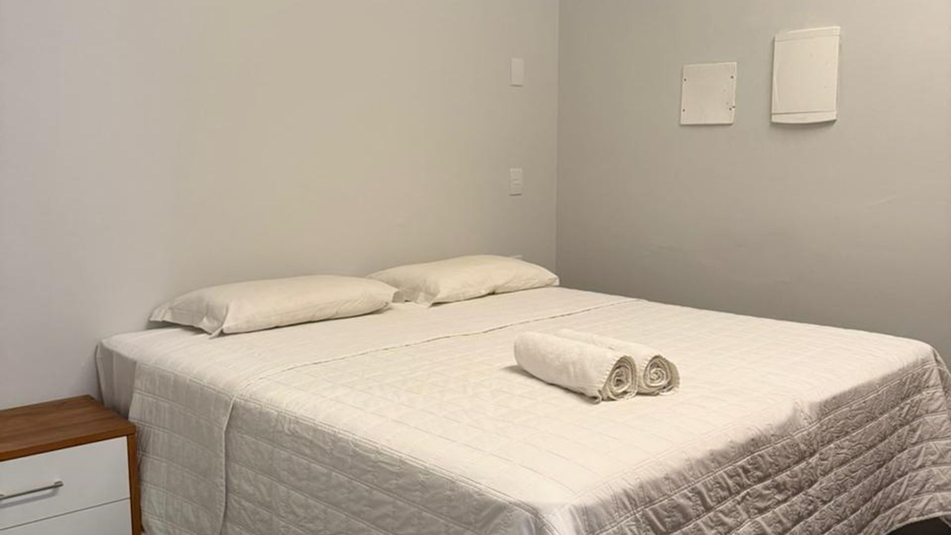 Frigobar, escrivaninha, Wi-Fi de cortesia, roupa de cama
