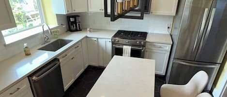 Réfrigérateur, four à micro-ondes, surface de cuisson, lave-vaisselle