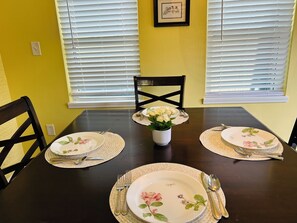 Dining - Peaceful/Modern 2-bedroom house with AC in vibrant East Houston (Houston)