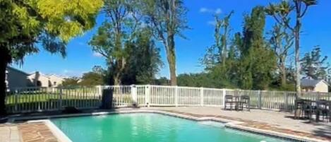Chambre Double, patio, vue colline | Piscine | Piscine extérieure
