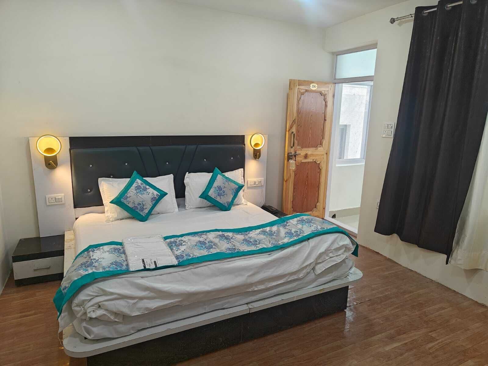 13 bedrooms, WiFi, bed sheets