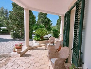 Terrace/patio - Villa with swimming pool surrounded by greenery (Muro Leccese)
