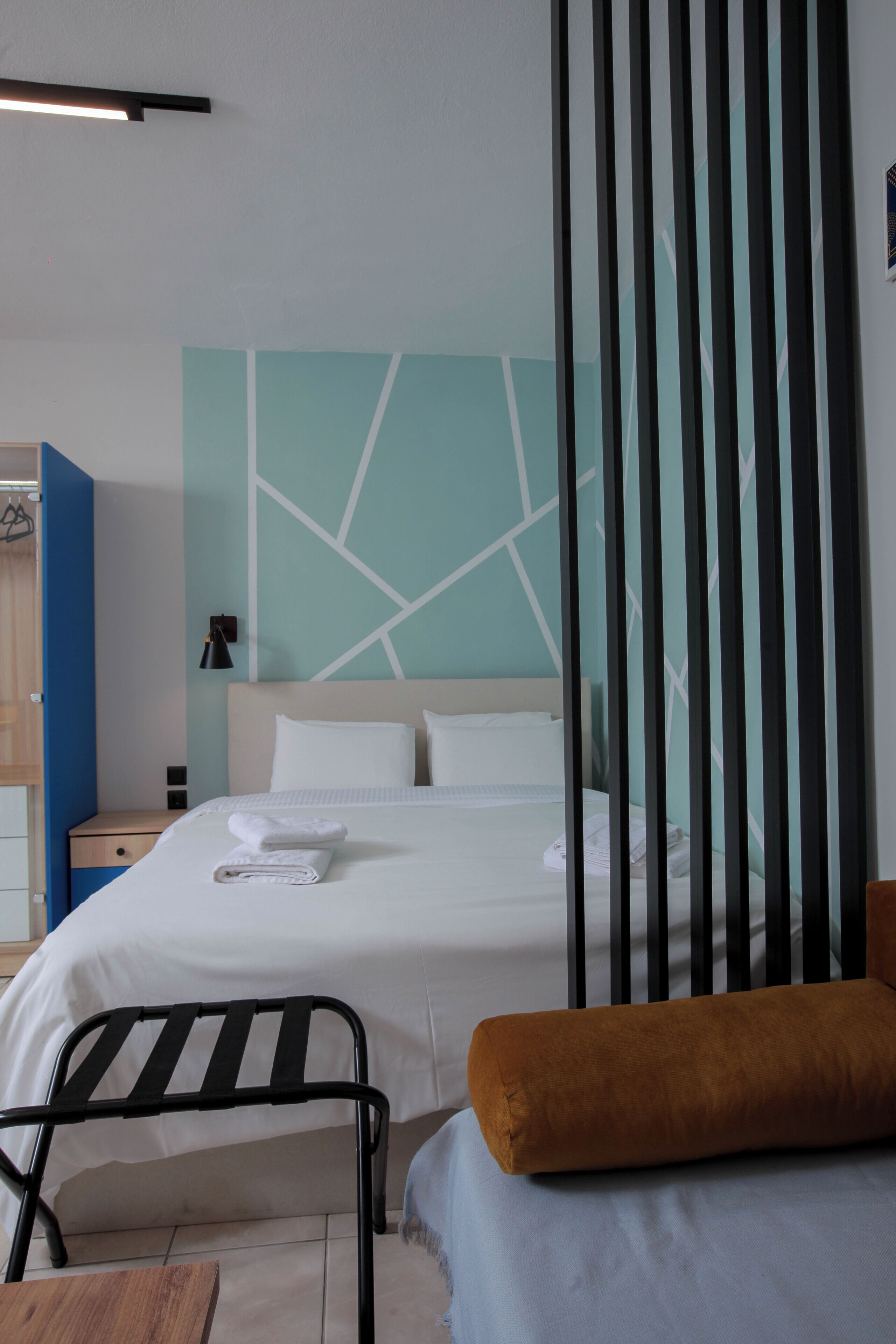 Tabla de planchar con plancha, wifi y ropa de cama 
