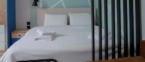 Tabla de planchar con plancha, wifi y ropa de cama