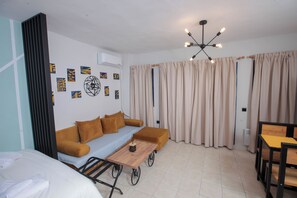 Tabla de planchar con plancha, wifi y ropa de cama 