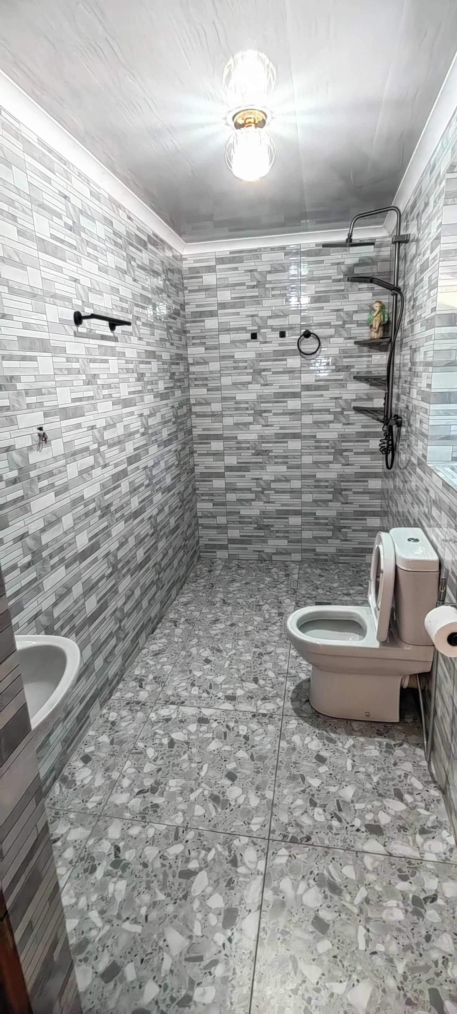 Ducha, artículos de higiene personal gratuitos, jabón y champú