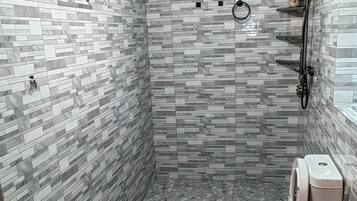 Ducha, artículos de higiene personal gratuitos, jabón y champú