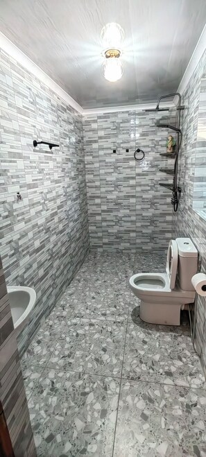 Shower, free toiletries, soap, shampoo - Neo & Ruks Guest House Boston.. (Cape Town)