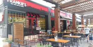 Outdoor dining - Elegant Comfy Unit in Eastwood City (Quezon City)