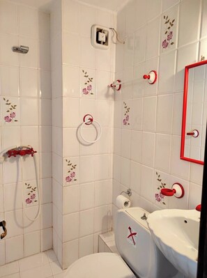 Dusche, Haartrockner, Handtücher, Toilettenpapier