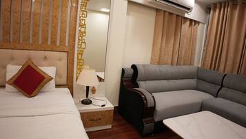 Superior Suite, City View | Meja, ruang kerja komputer riba