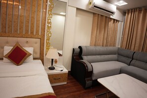 Desk, laptop workspace - Aradhaya Heritage Hotel (Bodh Gaya)