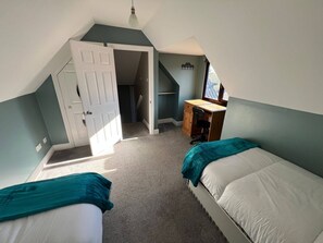4 habitaciones, tabla de planchar con plancha, internet y ropa de cama 