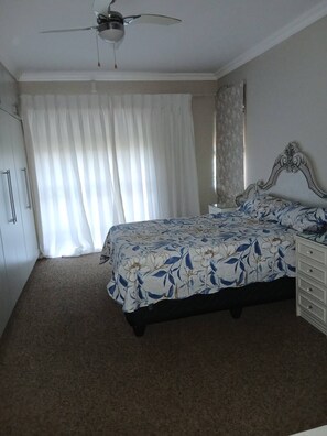 Tabla de planchar con plancha, internet y ropa de cama 