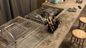 Une cuisine équipée d’un plan de travail, d’une cuisinière, d’un évier et d’un placard.