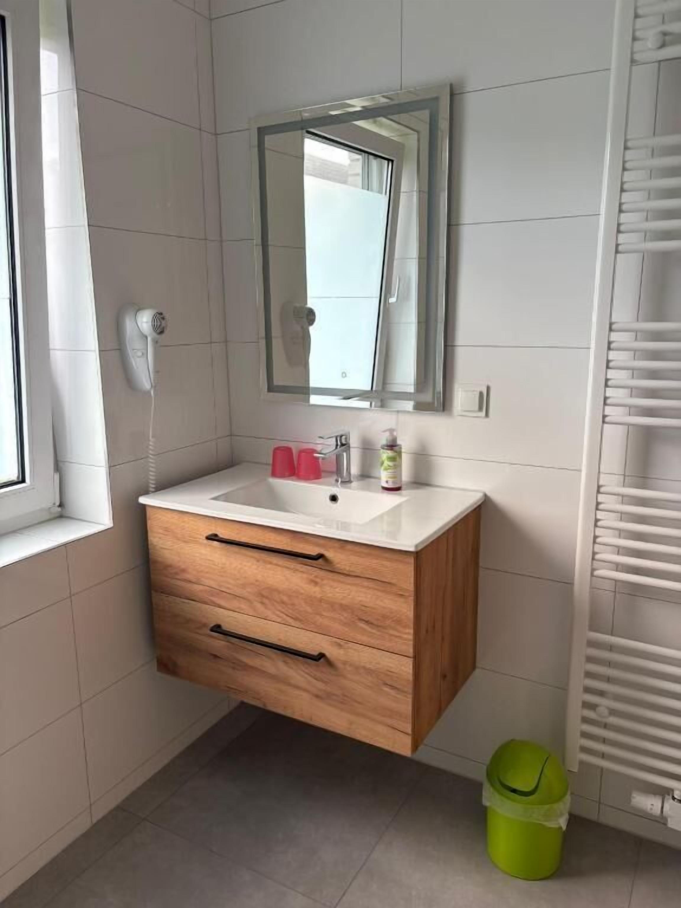 Estudio, vista al jardín | Baño