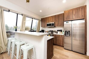 Geladeira, micro-ondas, fogão, cooktop