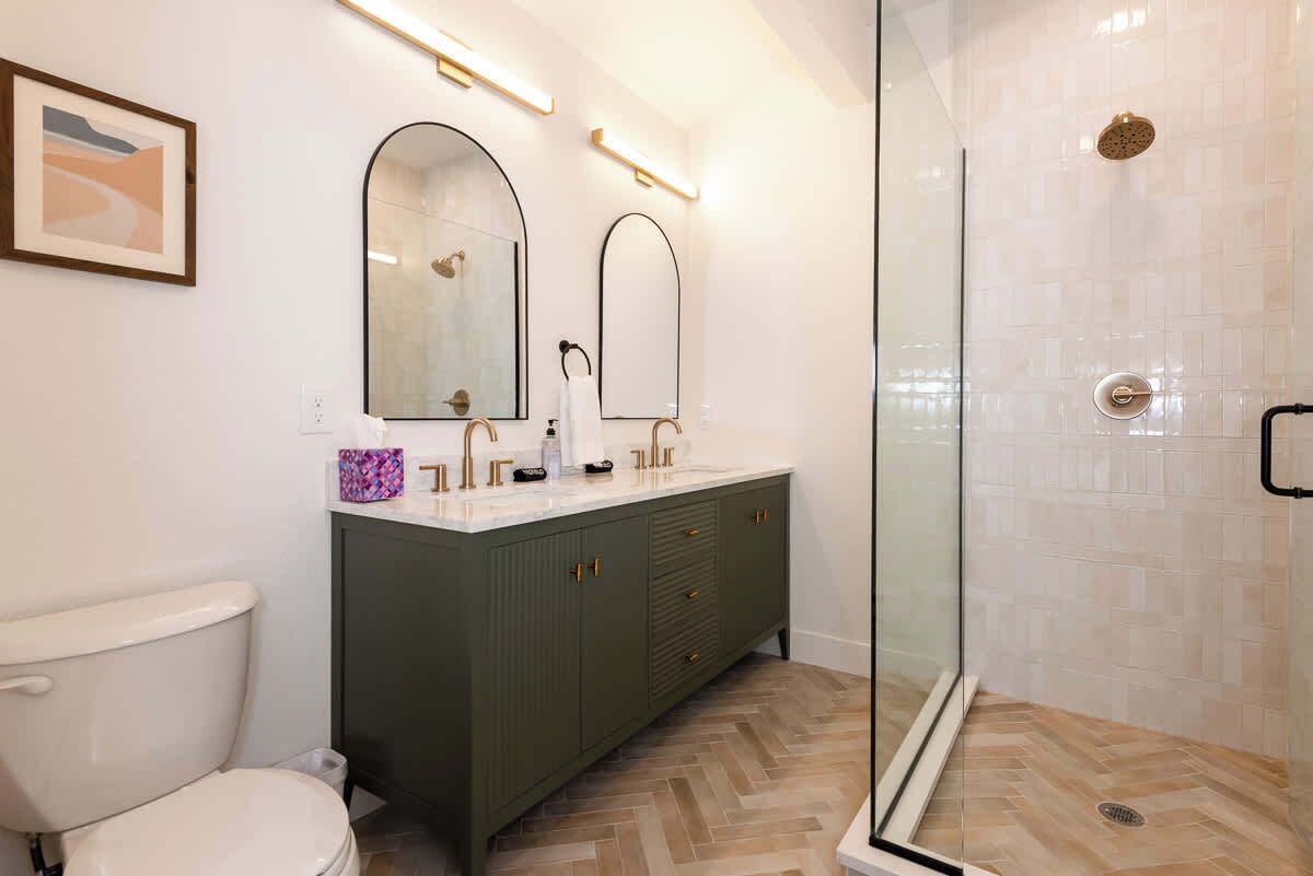 Shower, hair dryer, towels, shampoo
