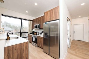 Geladeira, micro-ondas, cooktop, lava-louças