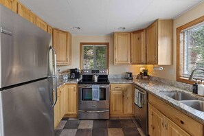 Fridge, microwave, oven, stovetop - Wonder-View Lodge with Private Panoramic Mountain Views! (Black Hawk)