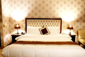 In-room safe, soundproofing, iron/ironing board, free WiFi - Shalimar Tower Hotel (Lahore)