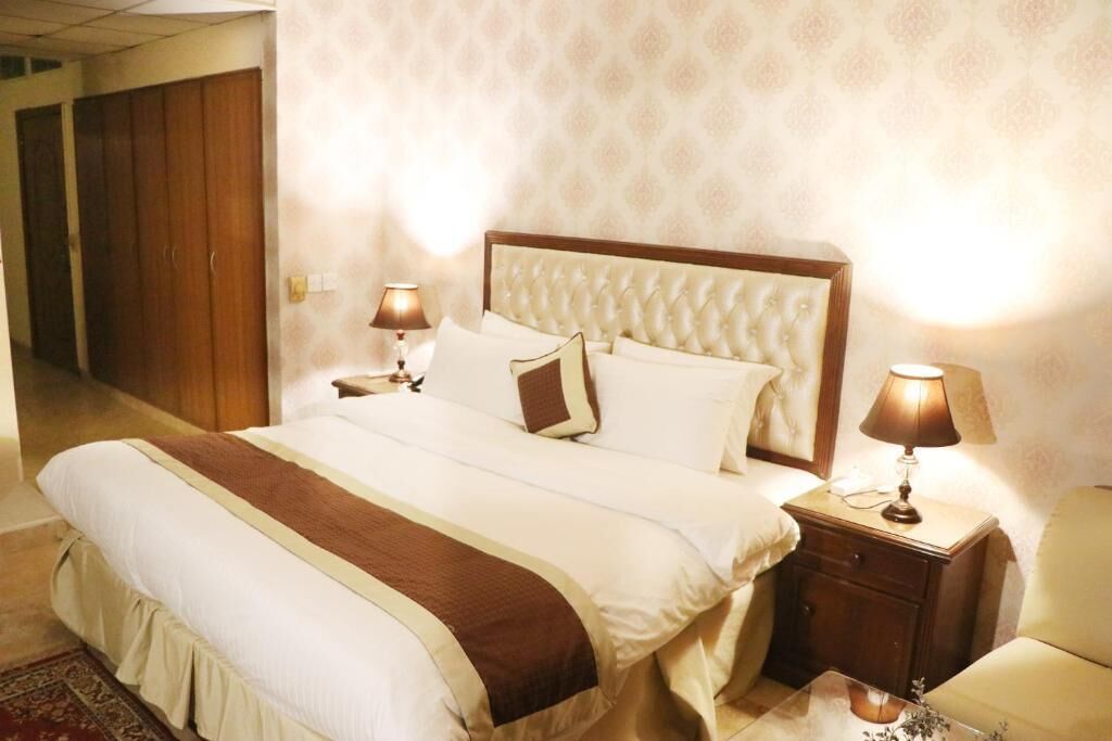 In-room safe, soundproofing, iron/ironing board, free WiFi