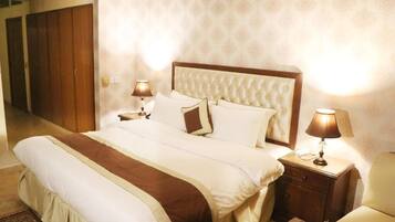 In-room safe, soundproofing, iron/ironing board, free WiFi