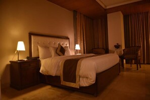 In-room safe, soundproofing, iron/ironing board, free WiFi - Shalimar Tower Hotel (Lahore)