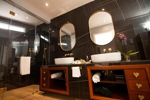 Superior suite, balkon, uitzicht op stad | Badkamer