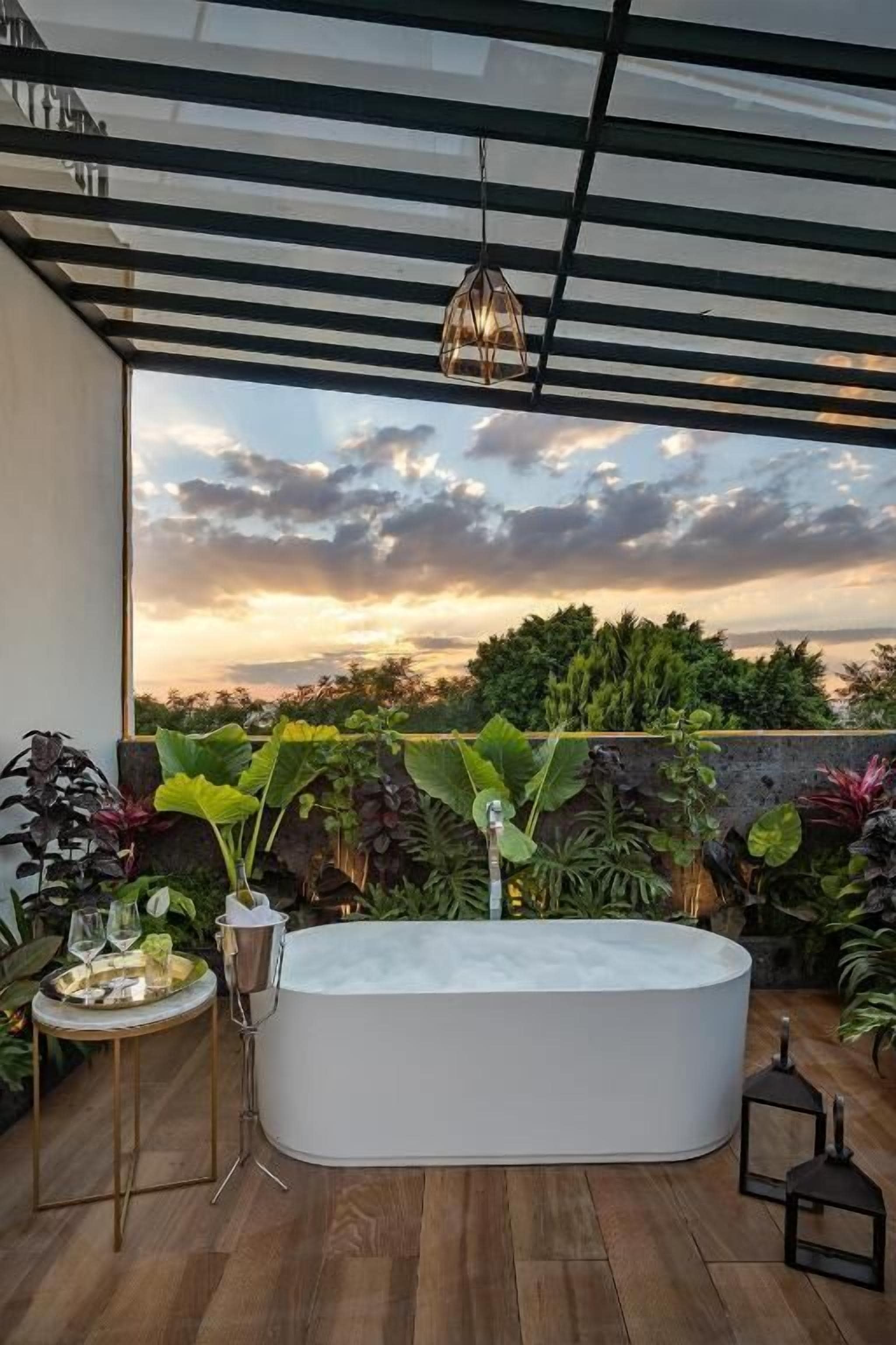 Bañera de hidromasaje exterior