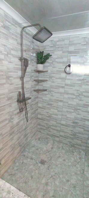 Een douche, pantoffels