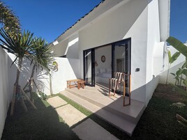 Una casa moderna con un patio, una cama y un comedor.