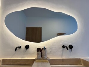 Superior-Doppelzimmer, Terrasse, Gartenblick | Badezimmer | Dusche, kostenlose Toilettenartikel, Haartrockner, Handtücher