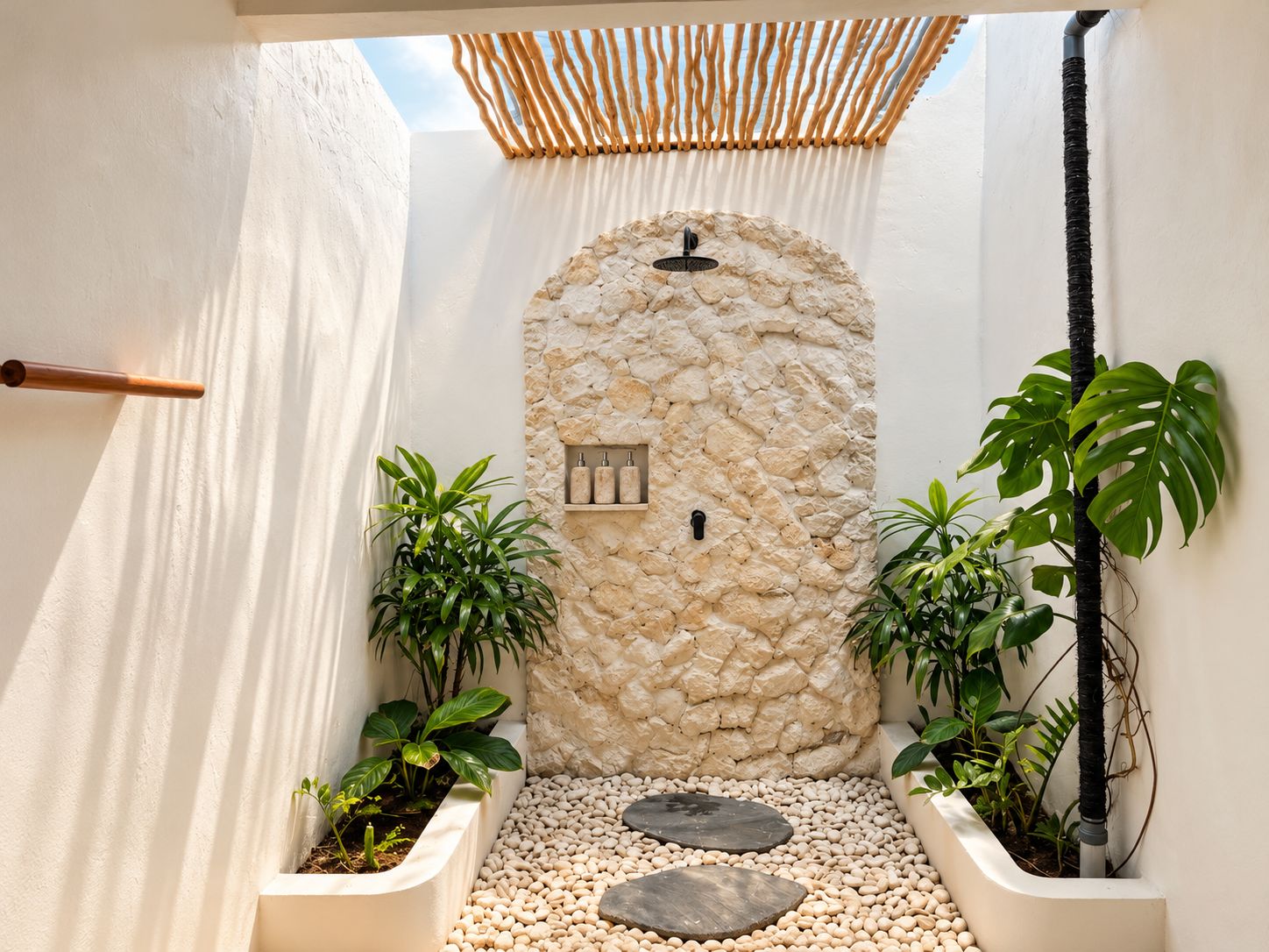 Un'atmosfera da spa, con una parete in pietra, una porta in legno e piante in vaso.